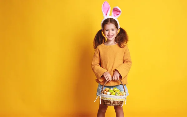 Divertida Niña Feliz Con Huevos Pascua Fondo Amarillo — Foto de Stock