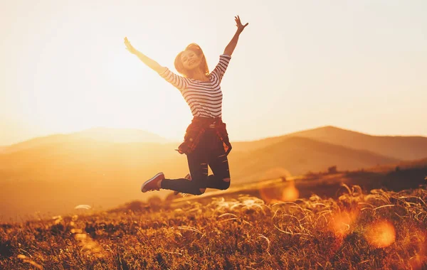 Счастливая Женщина Прыгает Наслаждается Жизнью Поле Закате Горах — стоковое фото