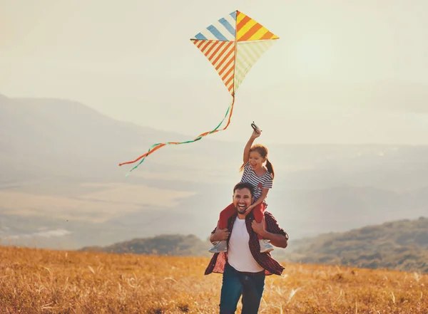 幸福家庭的父亲和孩子女儿在 Meado 上放风筝 — 图库照片