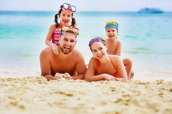 Família feliz pai, mãe e filhos na praia no mar — Fotografia de Stock