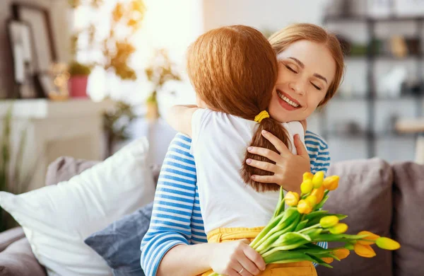 Glücklicher Muttertag! Tochter schenkt Mutter einen Blumenstrauß — Stockfoto