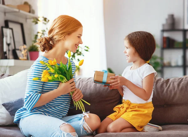 Glücklicher Muttertag! Tochter schenkt Mutter einen Blumenstrauß — Stockfoto