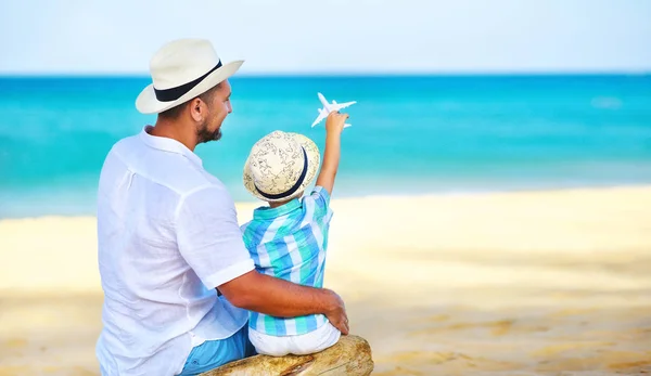 ¡Feliz día del padre! padre e hijo niño en la playa por mar con modelo —  Fotos de Stock