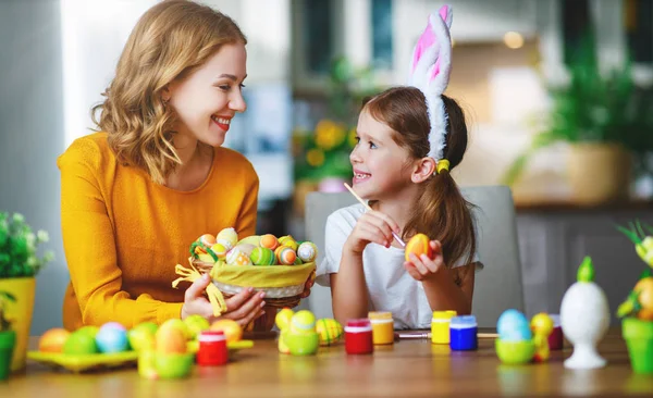 Happy easter! family mother and child with ears hare getting rea — Stock Photo, Image