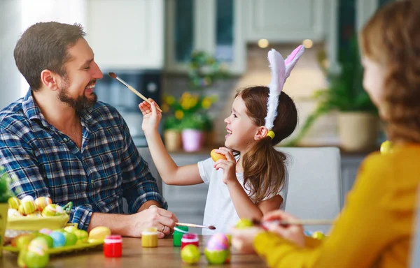 Счастливой Пасхи! семья мать, отец и ребенок дочь рисовать яйцо — стоковое фото