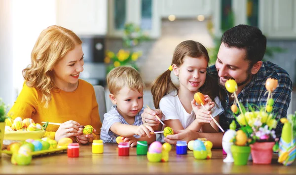 ¡Feliz Pascua! familia madre, padre e hijos pintan huevos para — Foto de Stock