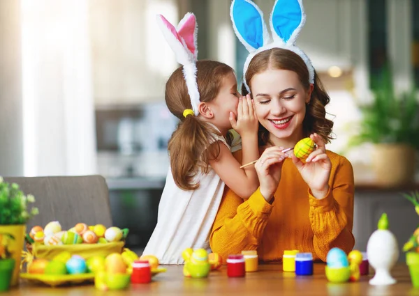 复活节快乐!家庭母亲和孩子与耳朵野兔得到雷亚尔 — 图库照片