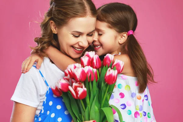 Gelukkige moederdag! kind dochter geeft moeder een boeket van f — Stockfoto