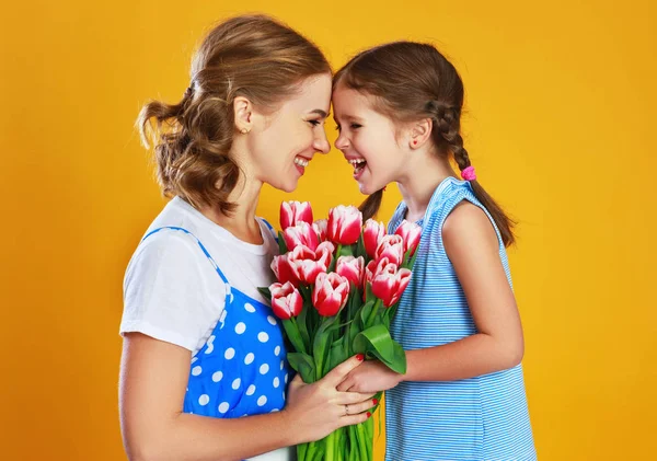 ¡Feliz día de la madre! hija le da a la madre un ramo de f —  Fotos de Stock