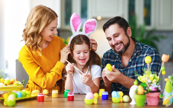 Happy easter! family mother, father and child daughter paint egg — Stock Photo, Image