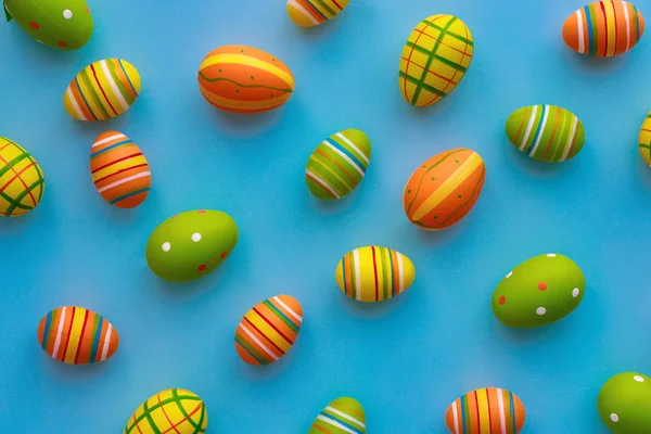 Paskalya arka plan. mavi arka plan üzerinde renkli yumurta — Stok fotoğraf