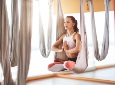 kadın antigravity hamakta Aero Yoga yapıyor