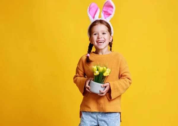 有趣的快乐的女孩与复活节兔子耳朵和春天 f — 图库照片