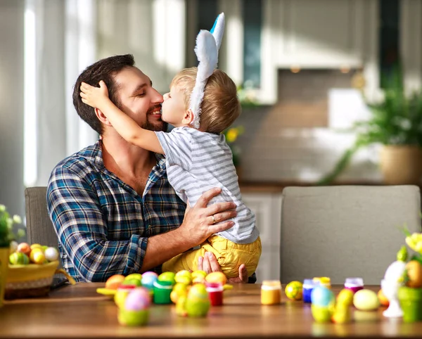 ¡Feliz Pascua! familia padre e hijo con orejas liebre llegar rea —  Fotos de Stock