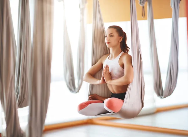 Kadın antigravity hamakta Aero Yoga yapıyor — Stok fotoğraf
