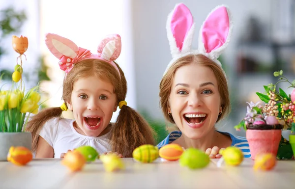 Mutlu Paskalyalar! aile anne ve çocuk kızı kulakları ile ge hare — Stok fotoğraf