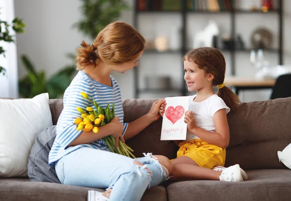 Glücklicher Muttertag! Tochter gratuliert Müttern und schenkt — Stockfoto