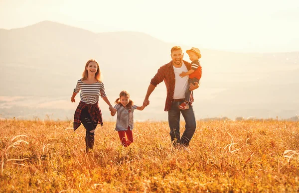 Happy family: mother, father, children son and daughter on sunse — Stock Photo, Image