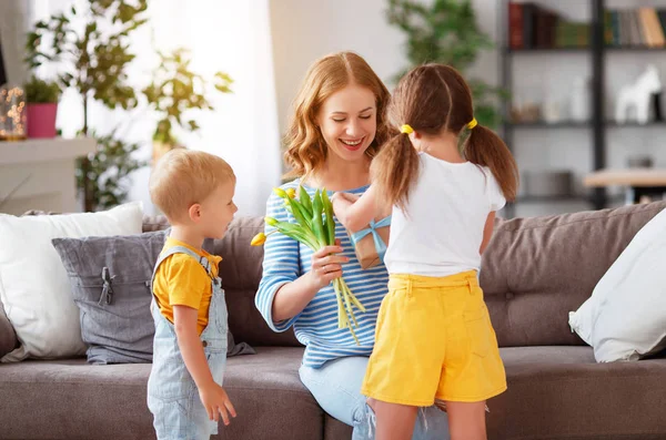 Glücklicher Muttertag! Kinder gratulieren Müttern und schenken ihr ein — Stockfoto