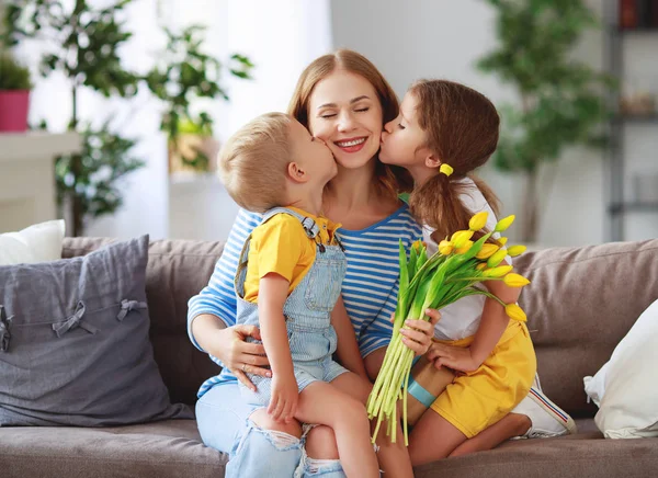 Happy Den matek! Děti blahopřeje maminky a dává jí — Stock fotografie