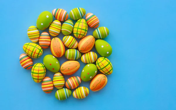 Pasen achtergrond. kleurrijke eieren op blauwe achtergrond — Stockfoto