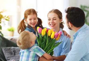 mutlu anneler günü! Baba ve çocuk anne h üzerinde tebrik