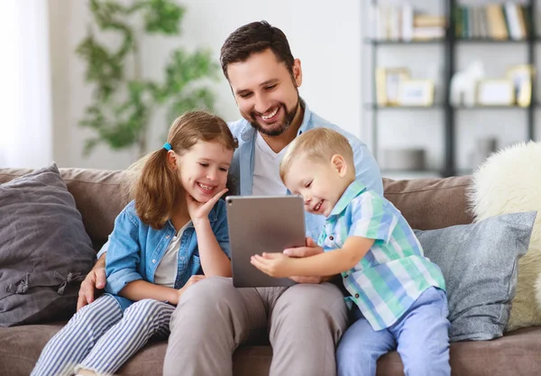 Familia feliz. padre e hijos con tableta de ordenador en hom — Foto de Stock