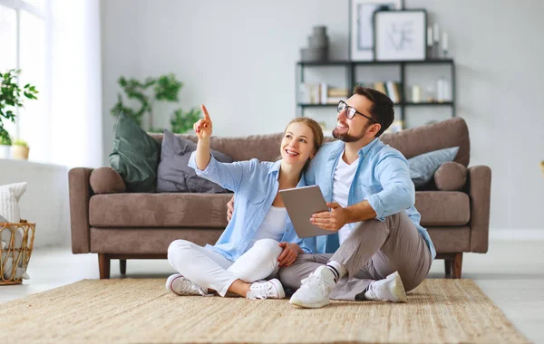 Concept of moving, buying  home. married couple plans to repair — Stock Photo, Image