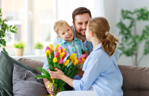 Happy mother's day! Ojciec i dziecko pogratulować matki na holi — Zdjęcie stockowe