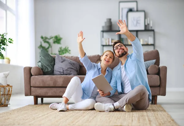 Begreppet rörliga, köpa hem. gift par planer att reparera — Stockfoto