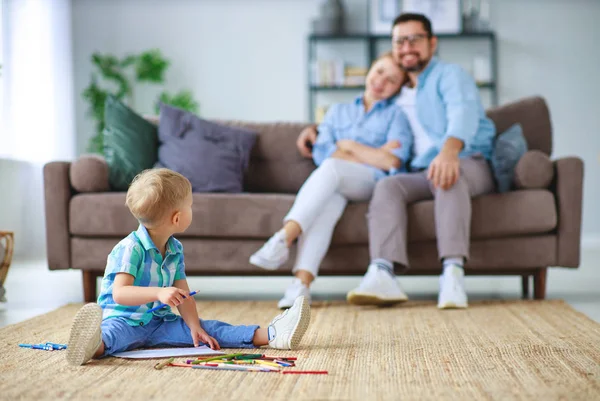 Heureux famille mère père et enfant fils dessiner ensemble à la maison — Photo