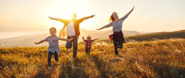 Mutlu bir aile: Anne, baba, çocuk oğlu ve kızı sunse üzerine