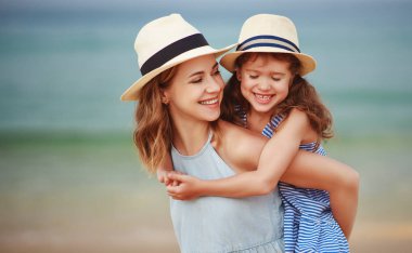 mutlu aile Plajı'nda. Anne ve çocuk kızı sarılmak se