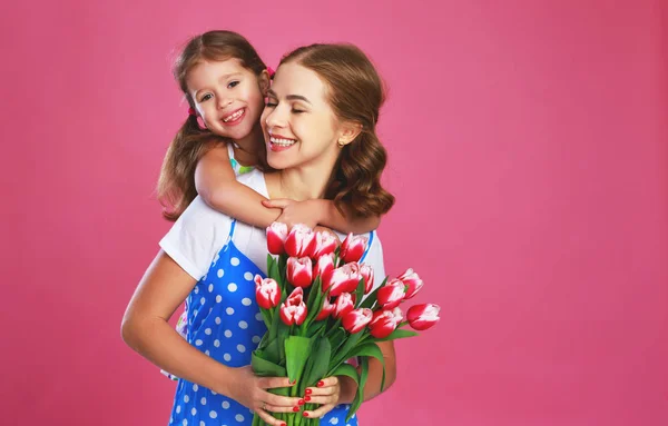 Happy mother's day! child daughter   gives mother a bouquet of f — Stock Photo, Image