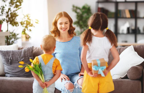 Glücklicher Muttertag! Kinder gratulieren Müttern und schenken ihr ein — Stockfoto