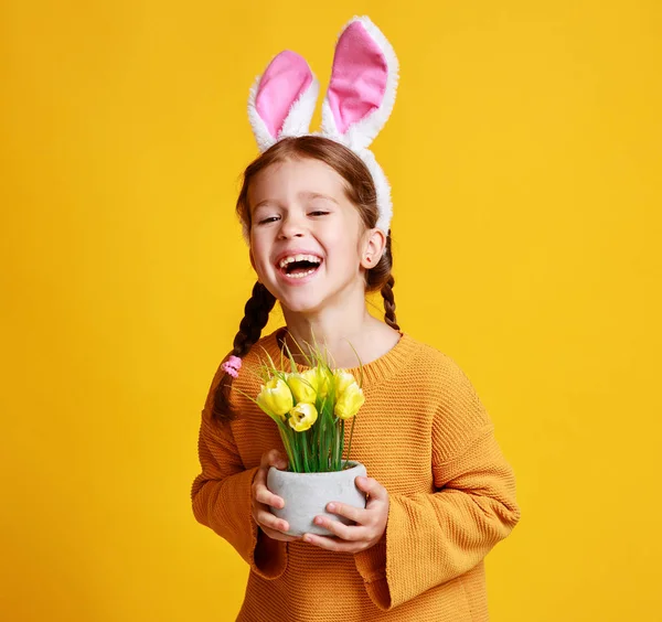 Rolig lyckligt barn flicka med easter bunny öron och våren f — Stockfoto
