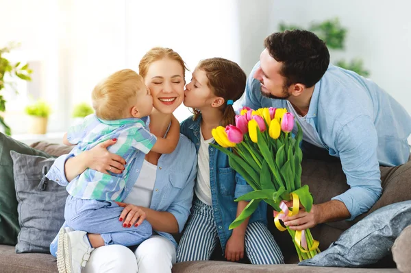 Счастливого Дня Матери! отец и дети поздравляют мать с h — стоковое фото