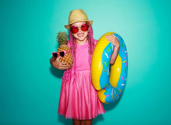 Engraçado menina feliz no verão vestido rosa com abacaxi e s — Fotografia de Stock