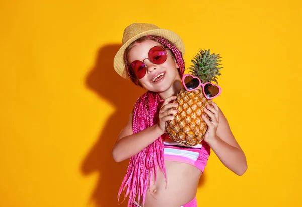 Drôle fille heureuse enfant en maillot de bain, lunettes roses et chapeau avec pi — Photo