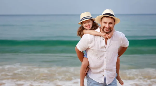 Famille heureuse à la plage. câlin père et enfant fille en mer — Photo