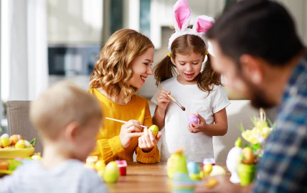Frohe Ostern! Mutter, Vater und Kinder bemalen Eier für — Stockfoto