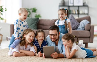büyük aile anne, baba ve çocuk tablet bilgisayar ile