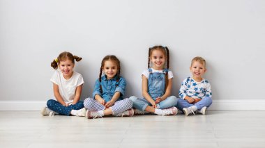 mutlu çocuklar arkadaşlar boş duvar çevresinde