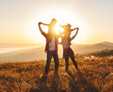 Mutlu bir aile: Anne, baba, çocuk oğlu ve kızı sunse üzerine