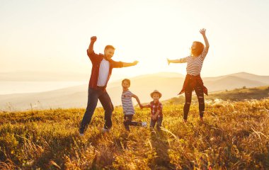 Mutlu bir aile: Anne, baba, çocuk oğlu ve kızı sunse üzerine