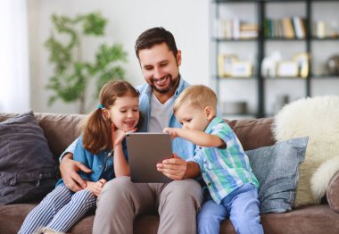 mutlu bir aile. Baba ve çocuk hom, tablet bilgisayar ile