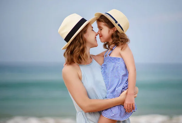 Familia feliz en la playa. madre e hija hija abrazo en se —  Fotos de Stock