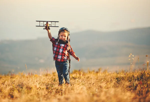 Barn pilot flygare med flygplan drömmar om resor i sommar — Stockfoto