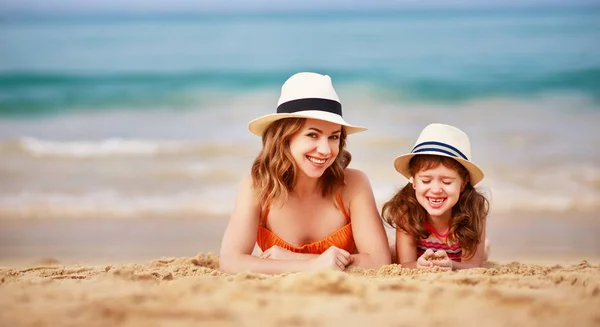 Szczęśliwa rodzina na plaży. matka i dziecko przytul córkę o se — Zdjęcie stockowe