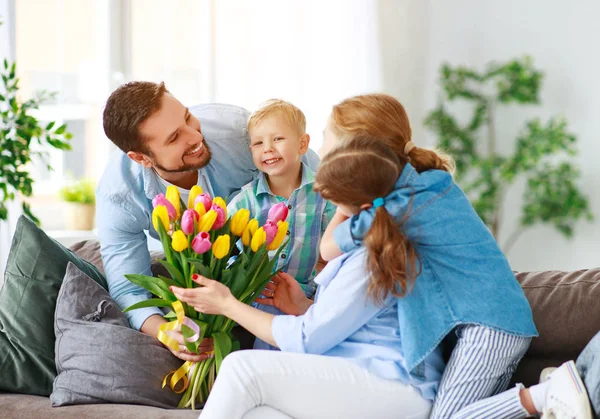 Gelukkige moederdag! vader en kinderen feliciteer moeder op h — Stockfoto